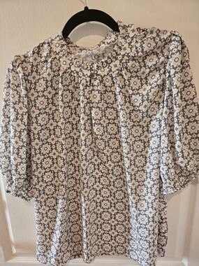 LOFT White and Gray Floral Print Puff Sleeve Top